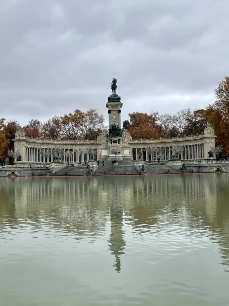 madrid city parque de el retiro lake